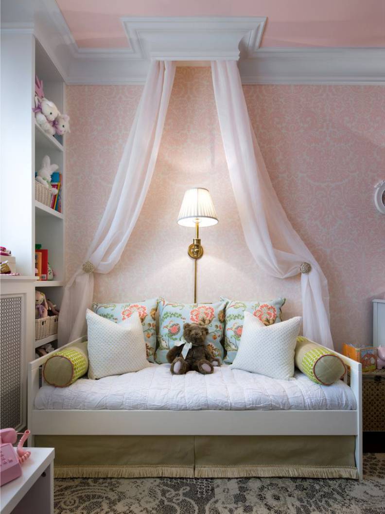 Кровать для маленькой девочки с балдахином